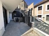 UZLAŞ GAYRİMENKUL'DEN KARATAŞ MEYDAN'DA CADDEYE 10 MT. KİRALIK SIFIR 1+1 105 m2 BAHÇELİ DAİRE