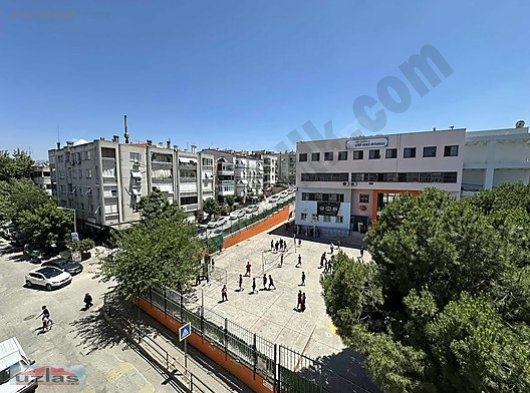 İnönü Caddesine çok yakın 3 Cephesi açık yenilenmiş  doğalgazlı 2+1 Daire Kiralık