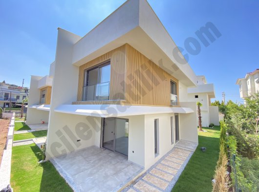 Seferihisar Mersin Alanı Denize 350 m, Havuzlu Ve Yerden Isıtmalı Lüks Köşe Villa