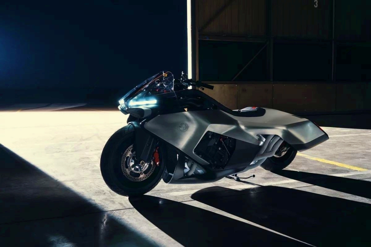 BMW Motorrad Vision K18 Tanıtıldı Dev Cruiser Konsept Göz Kamaştırdı_4