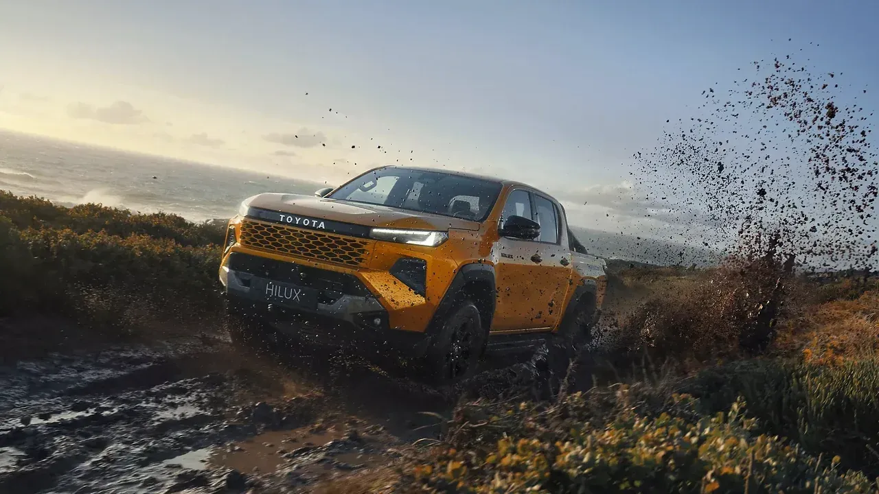 Yeni Hilux Türkiye’ye Geldi: Hibrit Destekli Dizel Motor ve 4x4 Sistem
