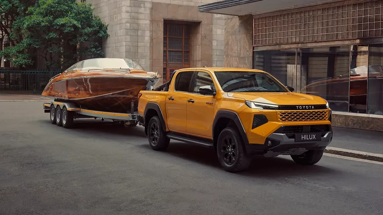 Yeni Hilux Türkiye’ye Geldi: Hibrit Destekli Dizel Motor ve 4x4 Sistem3